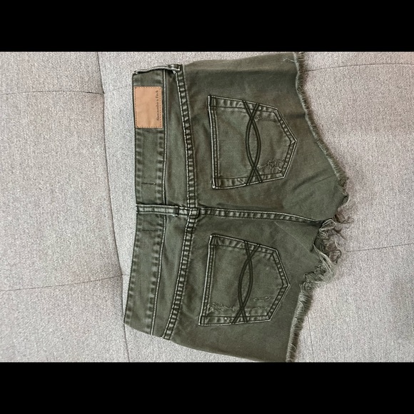 Abercrombie and finch green shorts - Picture 3 of 3